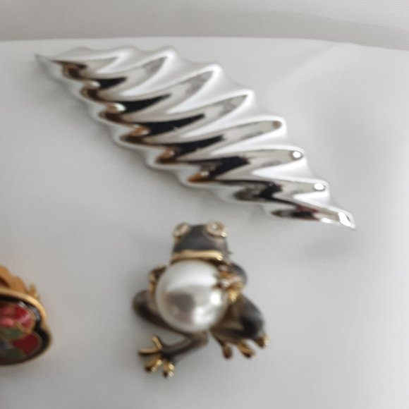 Lot #1 Costume Jewelry Brooches Animals Flowers Crown Various Shapes Sold as is - Picture 2 of 7